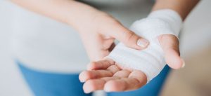 Acidentes e problemas que podem acontecer ao tentar desentupir o cano sozinho