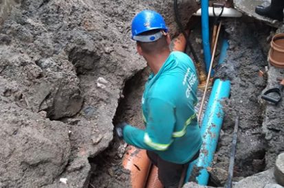 Restos de obra entopem encanamento e prejudicam milhares de moradores em Manguinhos/RJ